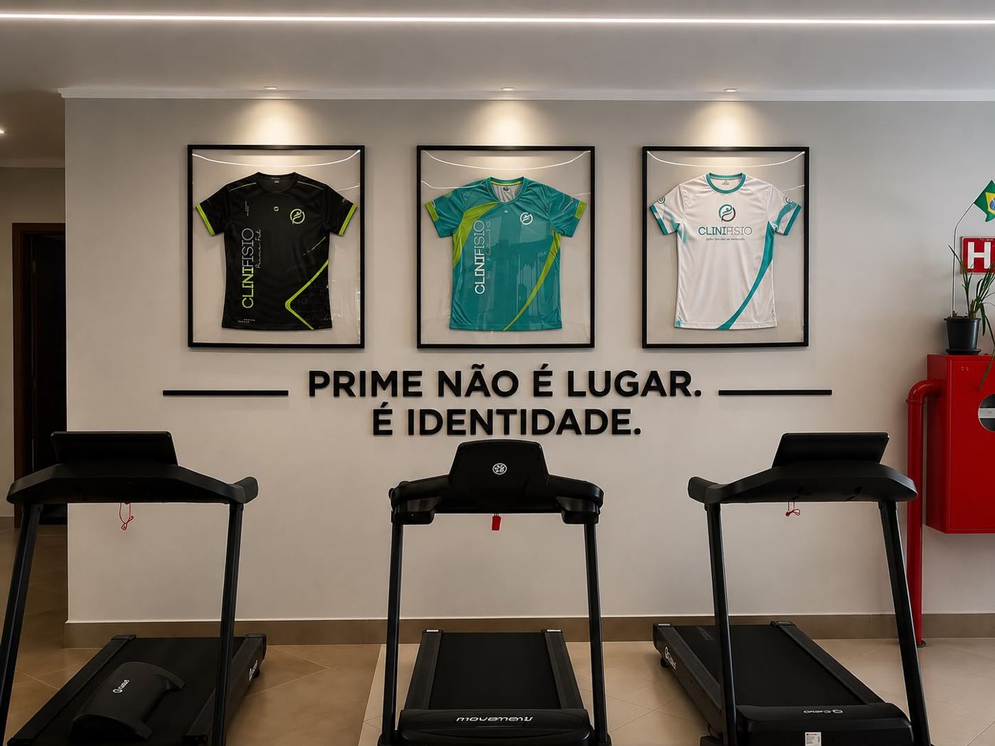 Área de esteiras com camisas Clinifisio na parede