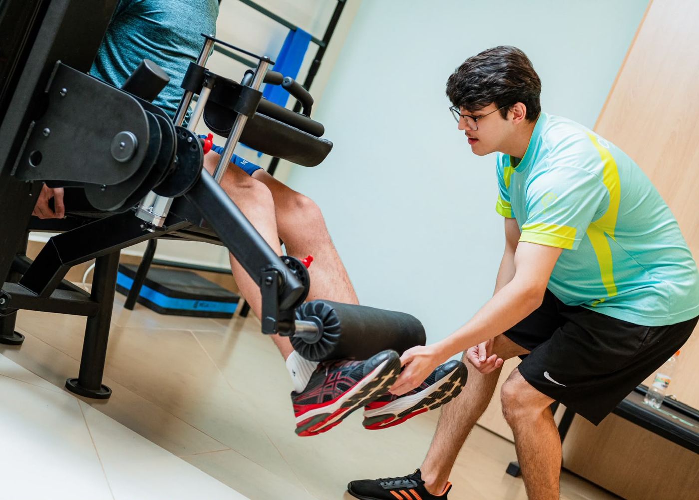 Aluno treinando musculação com orientação
