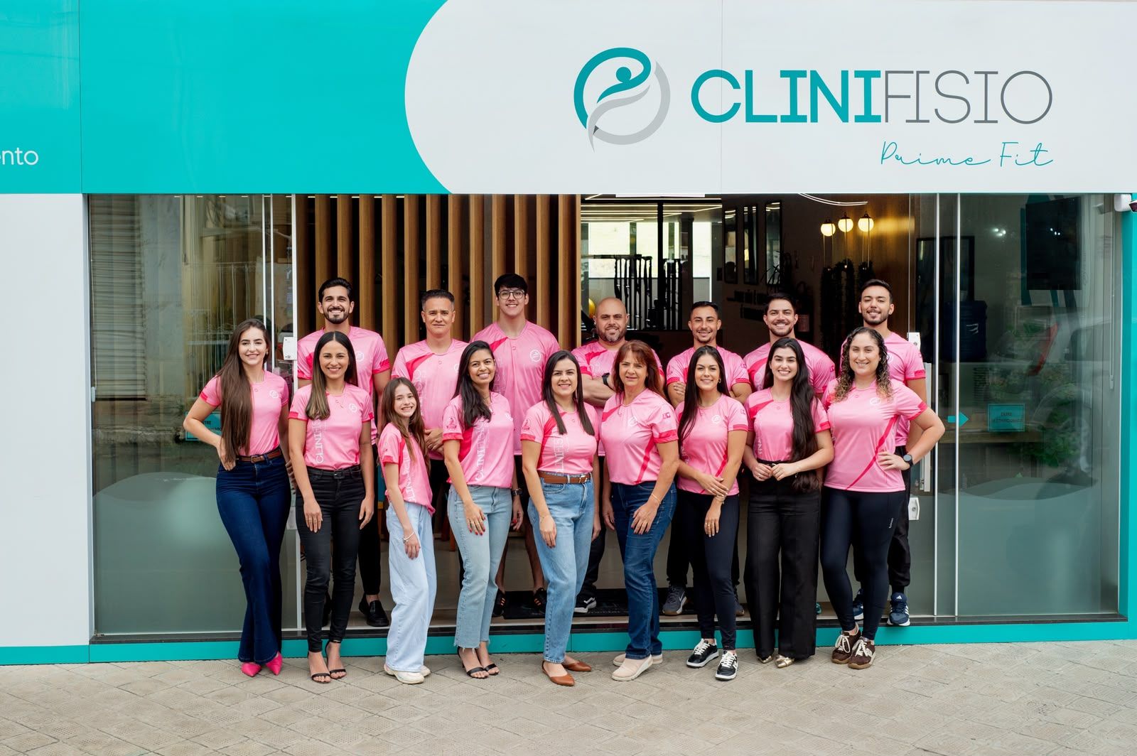 Equipe completa da Clinifisio Prime Fit em frente à clínica